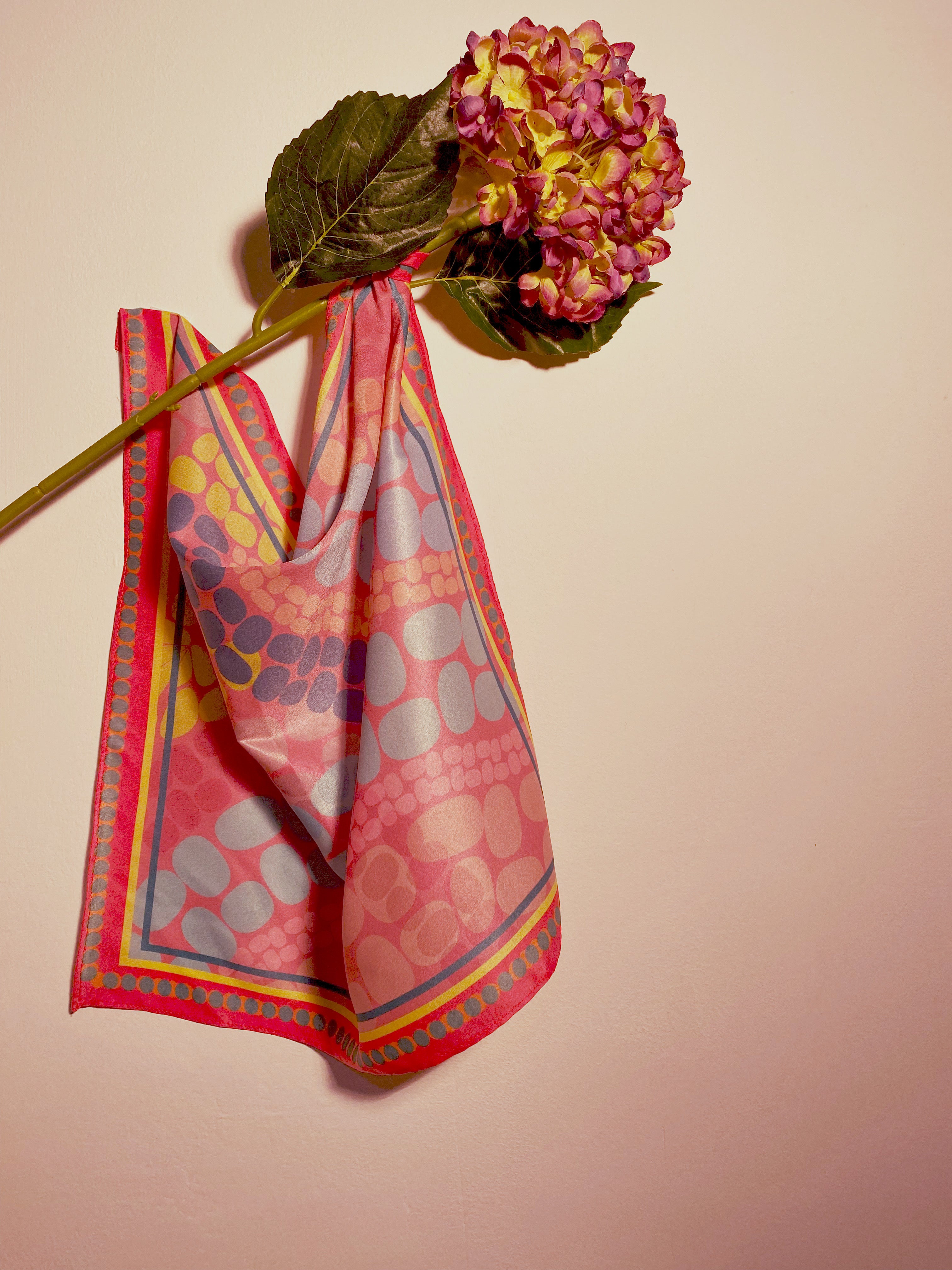 Pañuelo logo fucsia